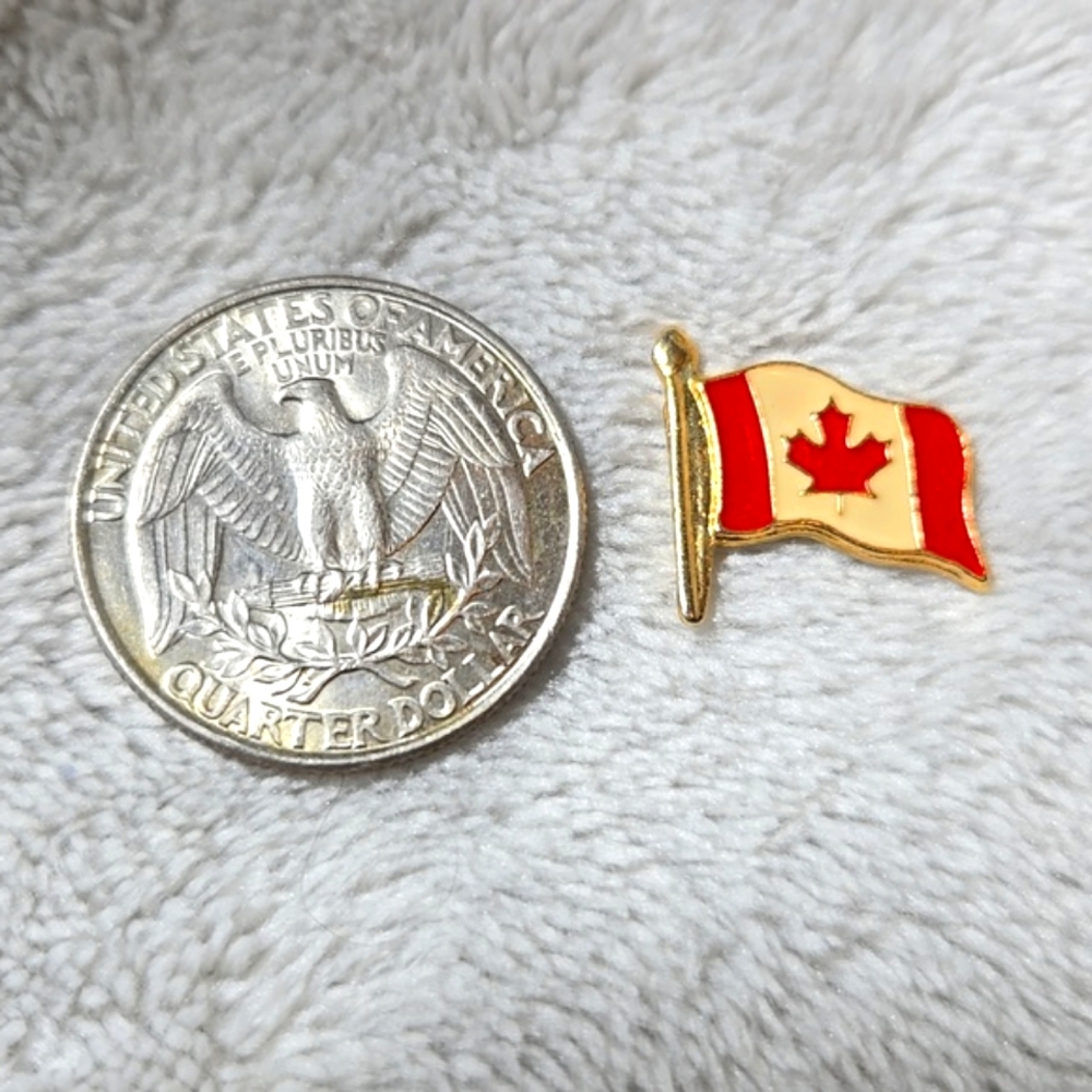 #425 Gold tone Canada flag pin - Picture 2 of 4